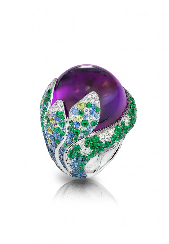 Bague MELODY OF COLOURS en or blanc sertie d'une amethyste cabochon de 58.69 carats et de 14 péridots, 44 diamants blancs, 99 saphirs bleus, et 206 émeraudes p