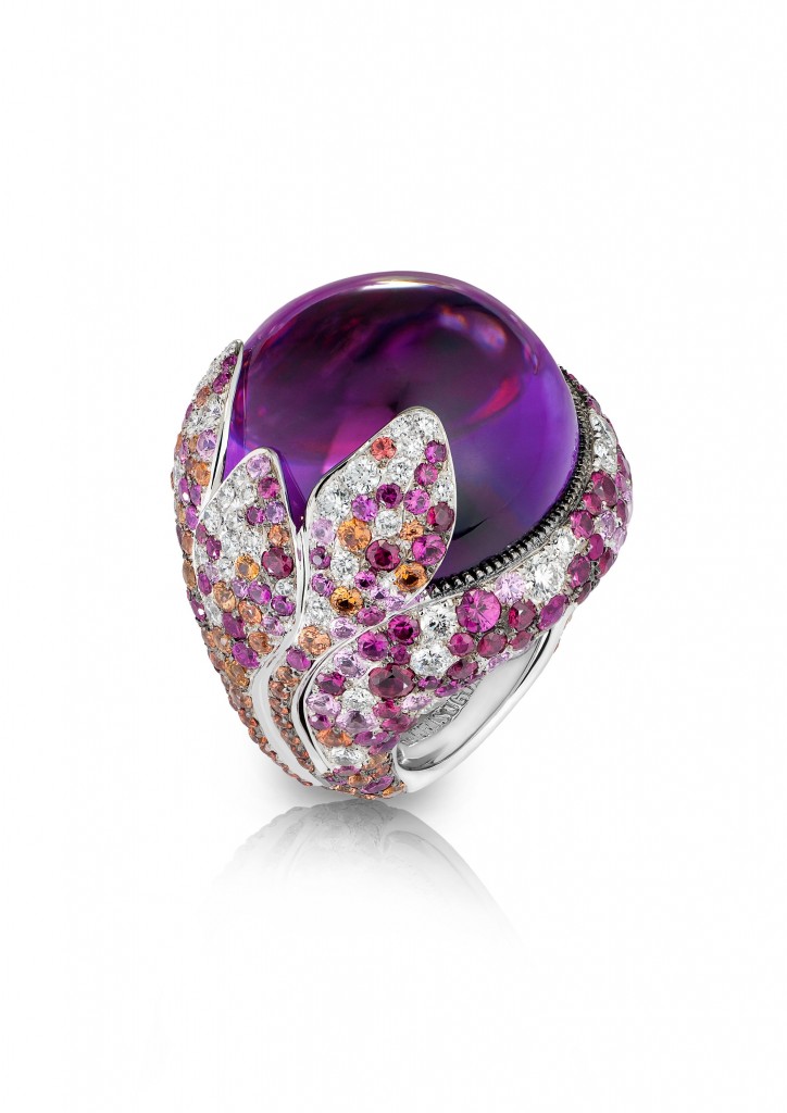 Bague MELODY OF COLOURS en or blanc sertie d'une améthyste cabochon de 66.63 carats, 50 diamants blancs, 78 rubis, 91 saphirs oranges, et 144 saphirs roses p