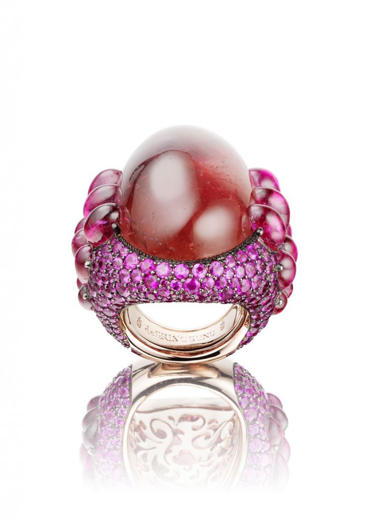 Bague MELODY OF COLOURS en or rose sertie de 18 cabochons Tourmalines (18.88 carats) 272 saphirs roses (9.66 carats) et 1 cabochon de tourmaline de 79.43 carats p