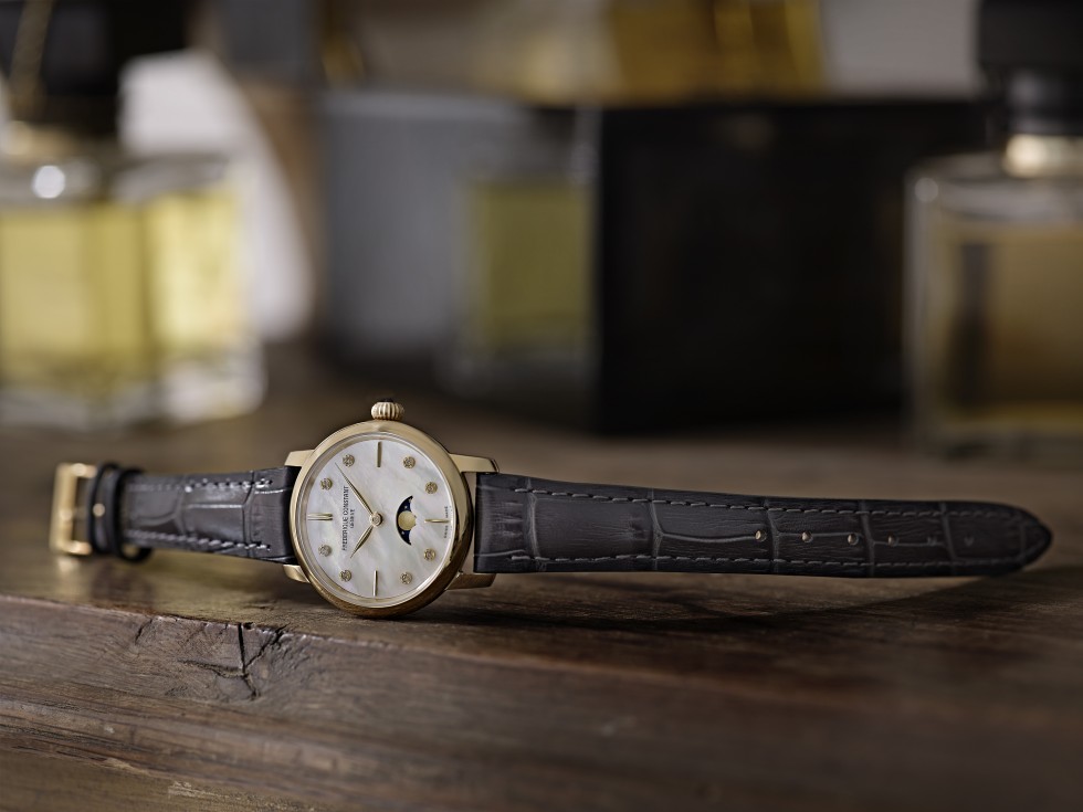 Slimline Moonphase Plaqué Or Jaune sur Bracelet Cuir