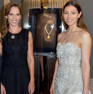 Hillary Swank et Jessica Biel devant le célèbre diamant jaune Tiffany &Co.